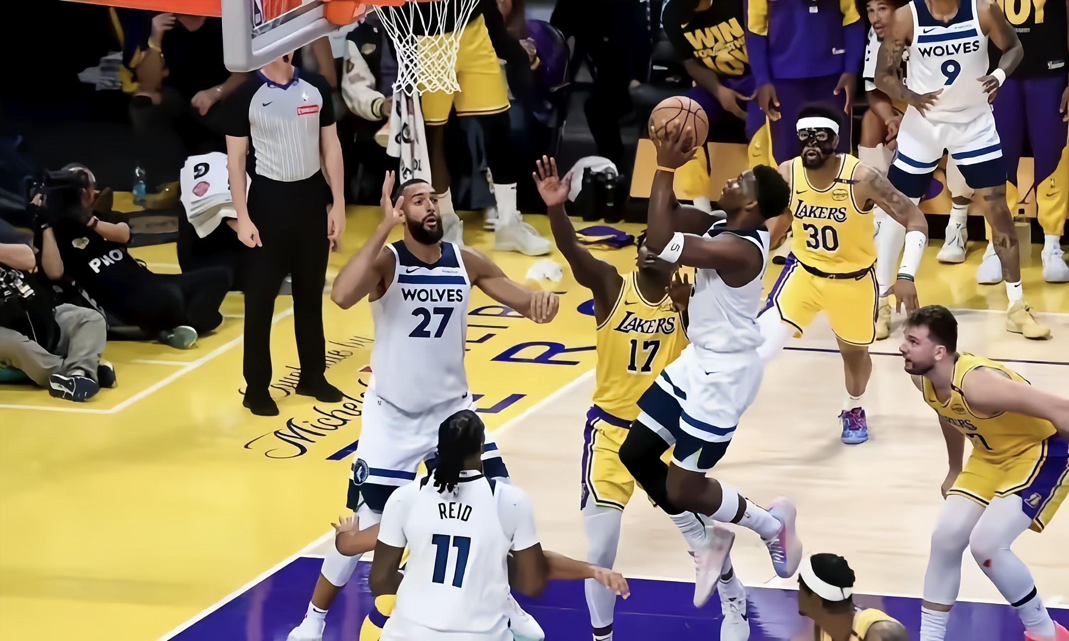 包含今晨NBA季后赛焦点战，巴黎圣日耳曼防线松动，震撼外界，更衣室氛围转暖的词条