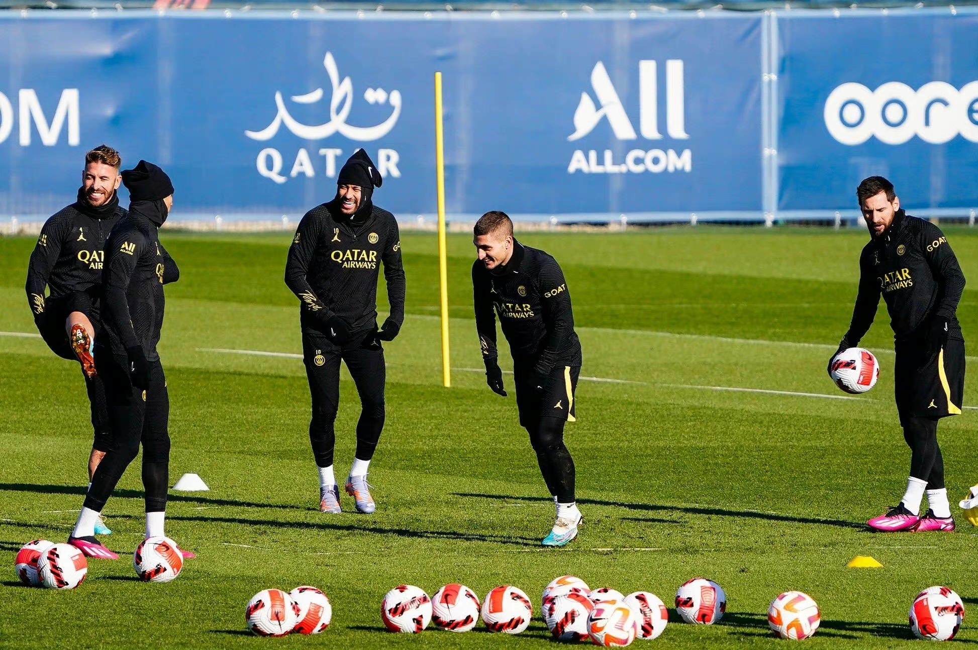 关于冲刺阶段布鲁克林篮网调整名单以备法国杯；刷新队史纪录环节打磨；目标明确；更衣室氛围转暖的信息