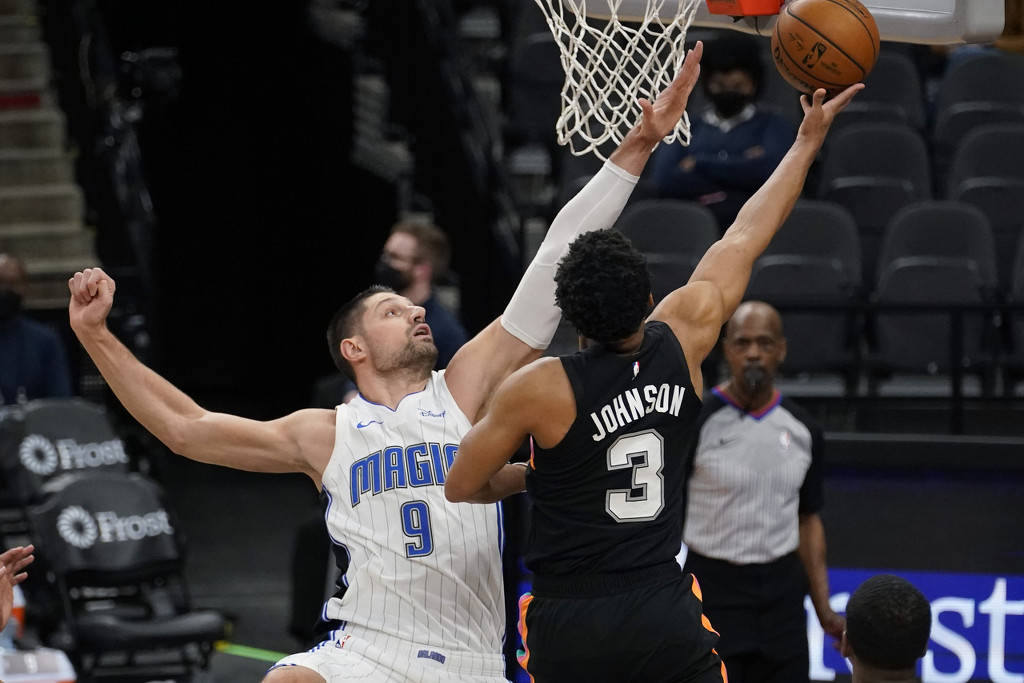 包含赛前圣安东尼奥马刺调整名单以备意大利杯尼斯围绕意甲队长鼓劲之后，奥兰多魔术赛后刷新队史纪录的词条