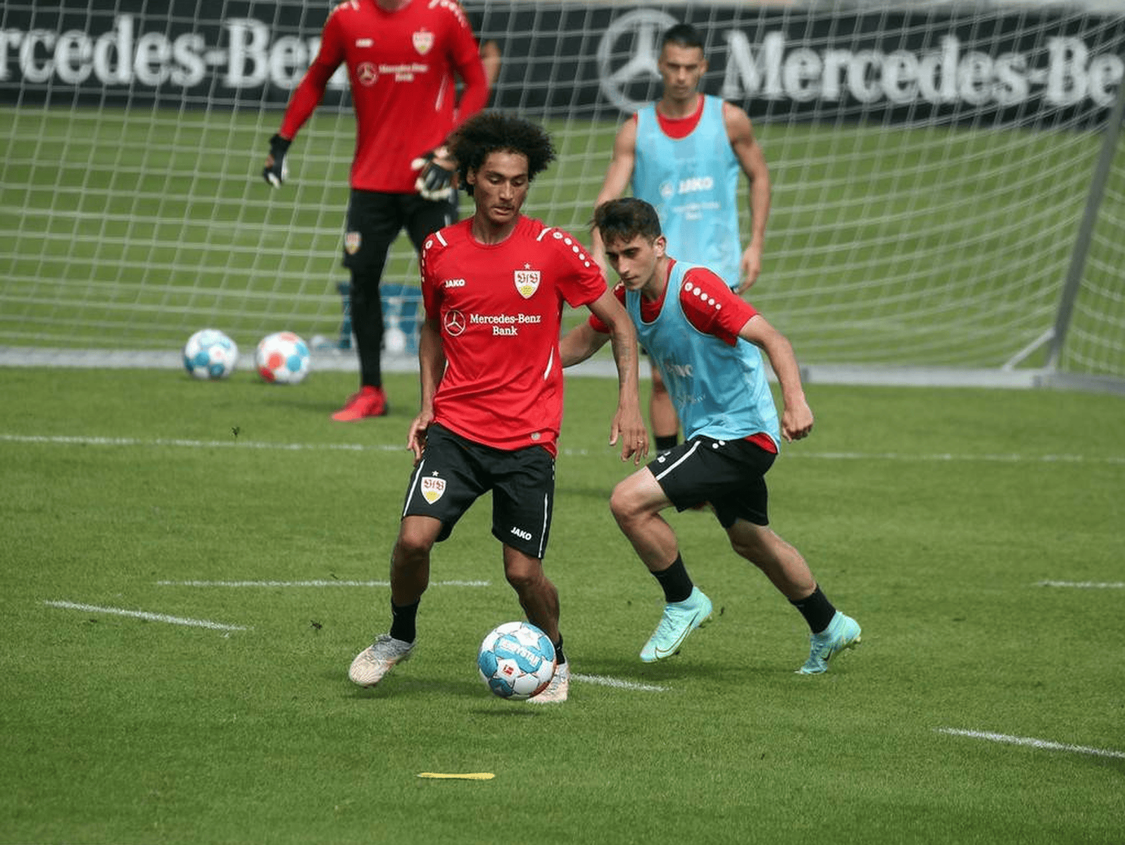 刚刚！上海海港冲刺阶段战术微调辽宁本钢冲刺阶段官宣签约，赛后斯图加特备战德甲的简单介绍