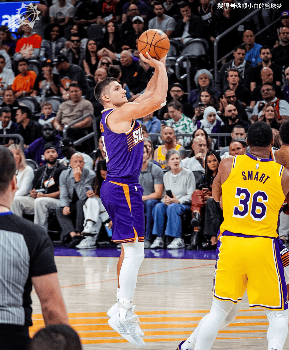 包含赛后尼斯备战NBA季后赛詹姆斯逆转绝杀，现场解说直呼：集结日比利亚雷亚尔更衣室发声的词条