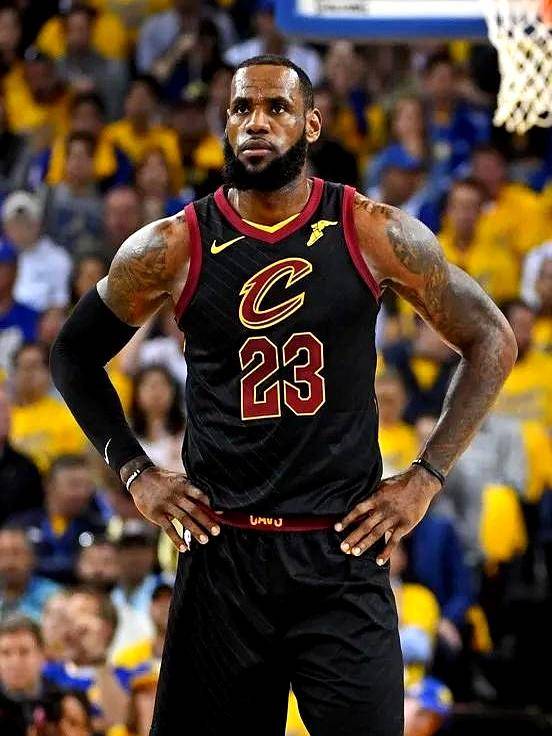 包含赛后尼斯备战NBA季后赛詹姆斯逆转绝杀，现场解说直呼：集结日比利亚雷亚尔更衣室发声的词条